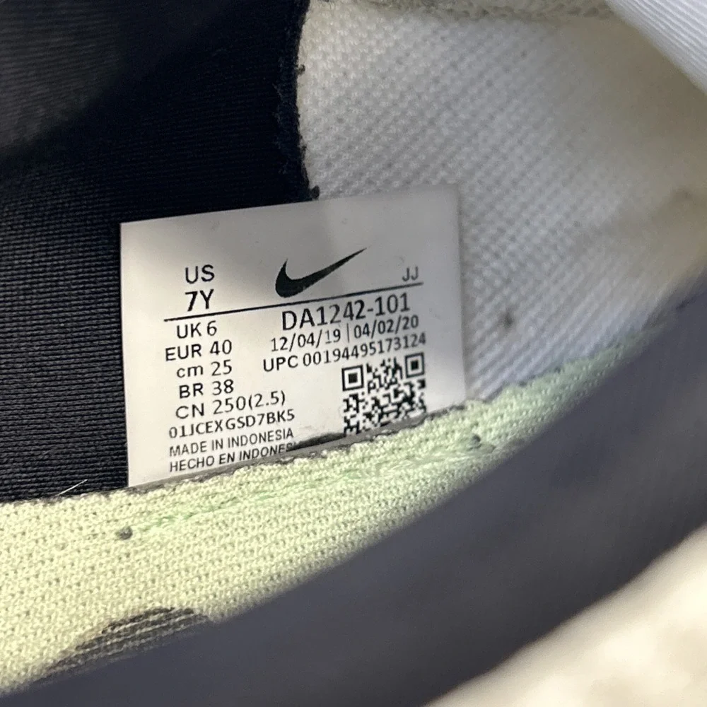 Nike Air Zoom Shoes Youth 7 Womens 8.5 DA1242-101 White Neon Swoop Logo Running‎